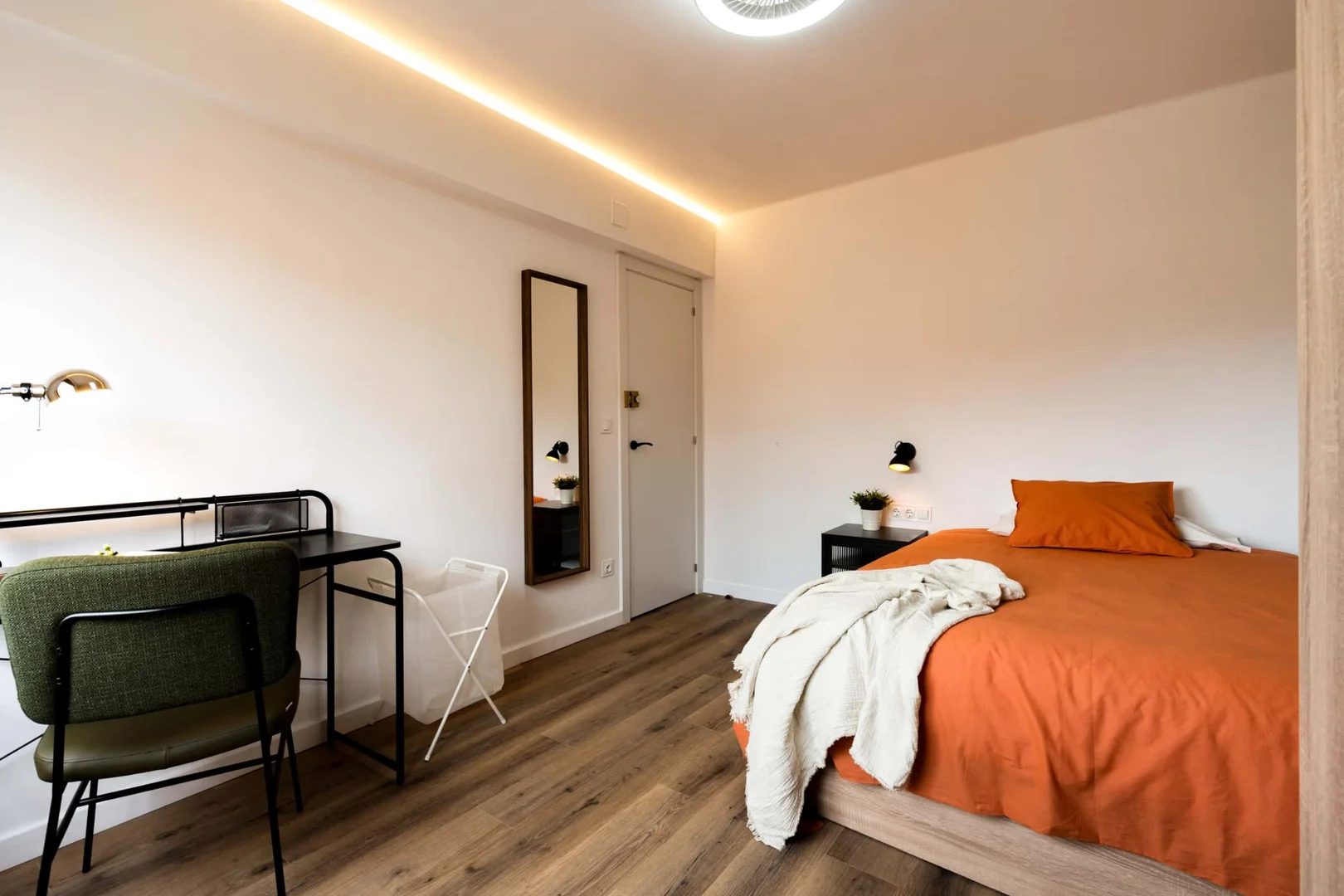 Quarto acessível para estudantes com iluminação ampla em