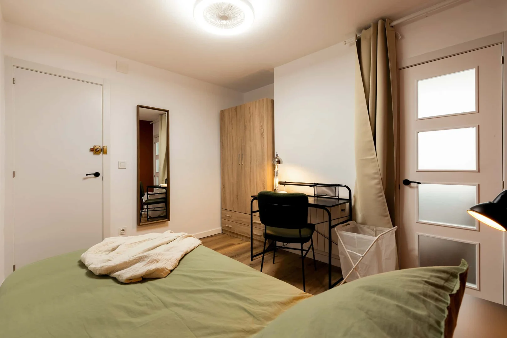 Quarto de estudante funcional perfeito para estudar em