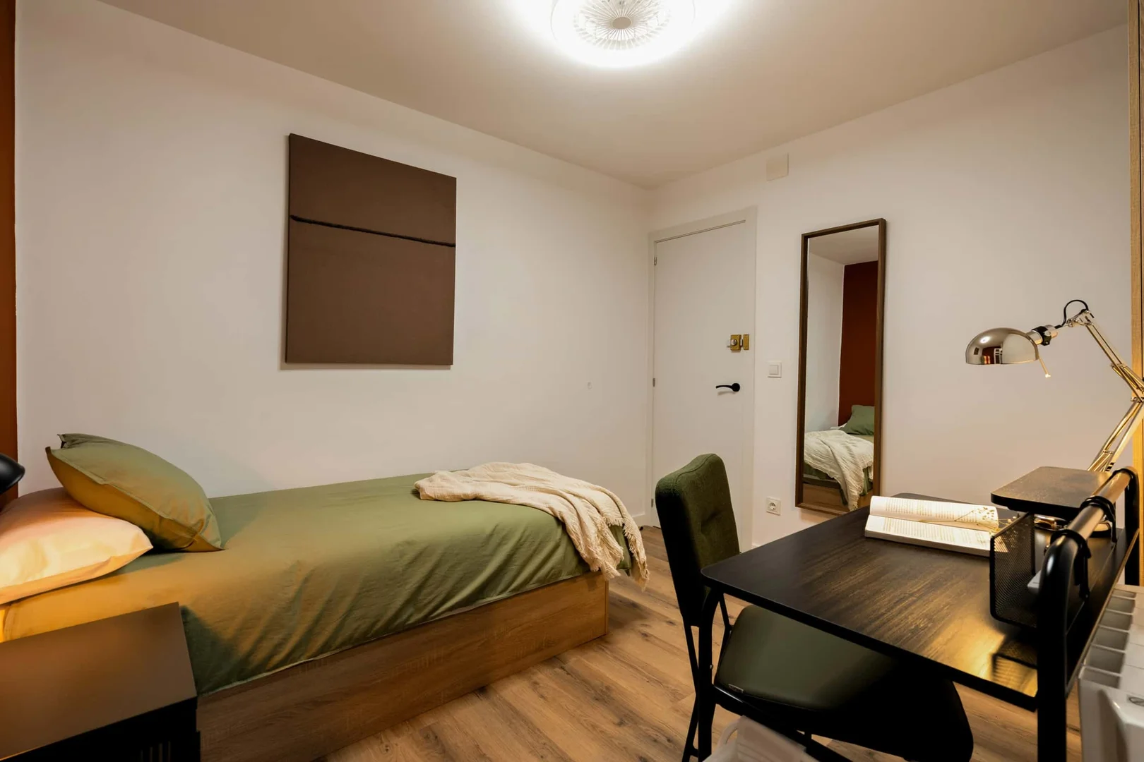 Quarto de estudante em com área de estudo e instalações partilhadas