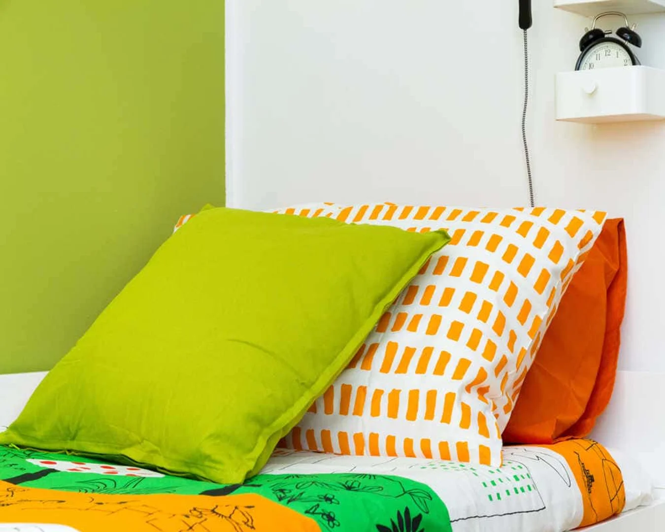 Habitación estudiantil funcional perfecta para estudiar en 