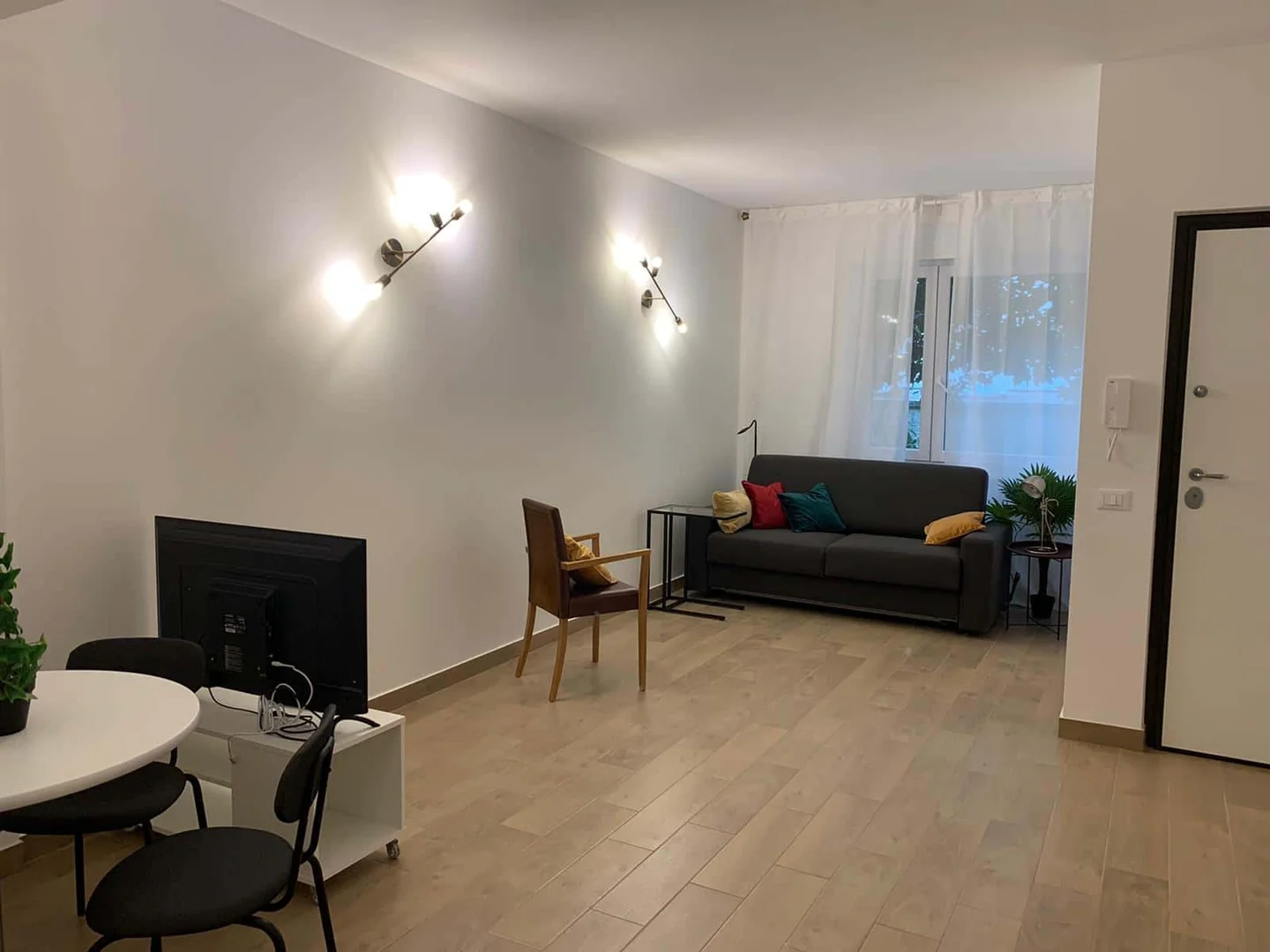 Chambre d'étudiant à  avec espace d'étude et installations communes