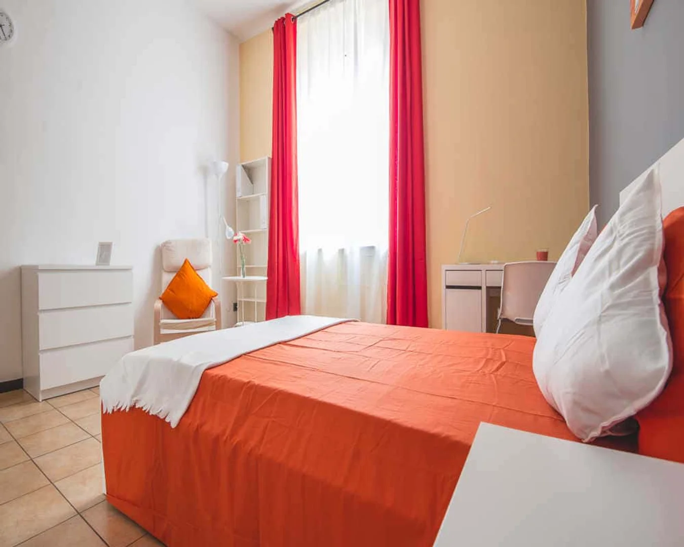 Stanza economica per studenti con ampia illuminazione in 