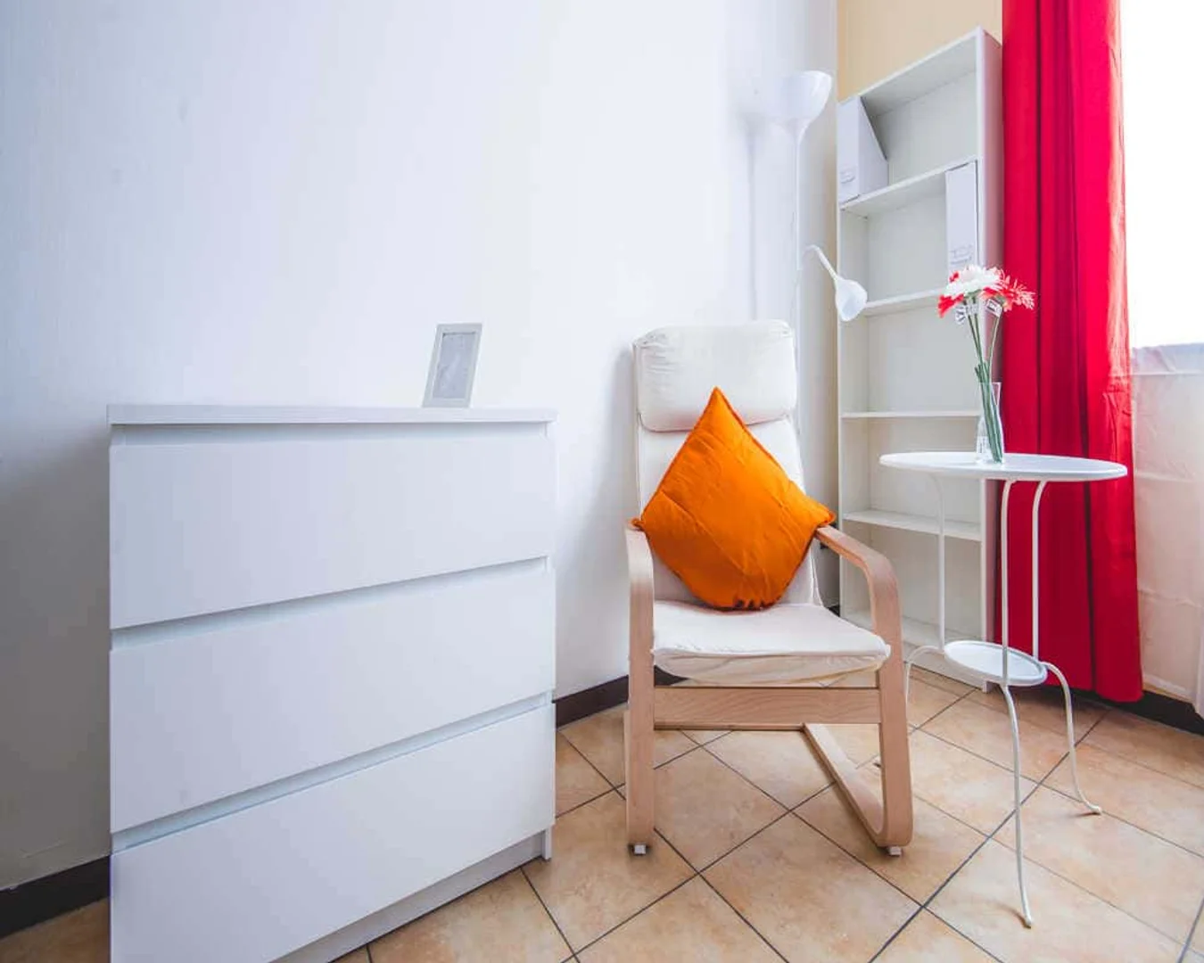 Stanza per studenti luminosa e ariosa con facile accesso all'università a 