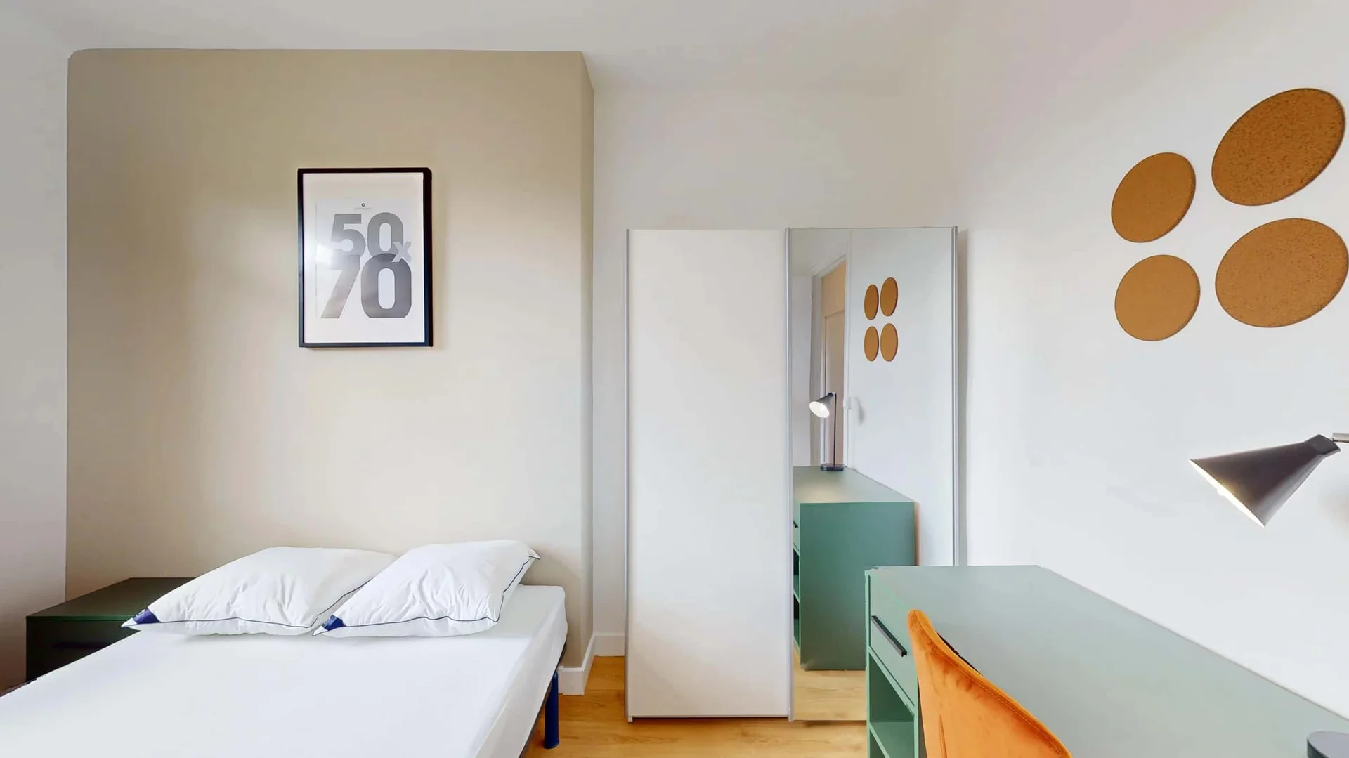 Quarto de estudante confortável e espaçoso em 