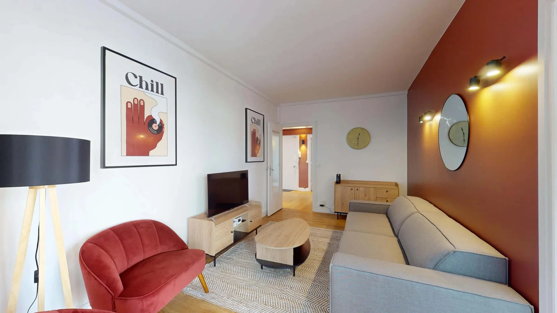 Quarto acessível para estudantes com iluminação ampla em 