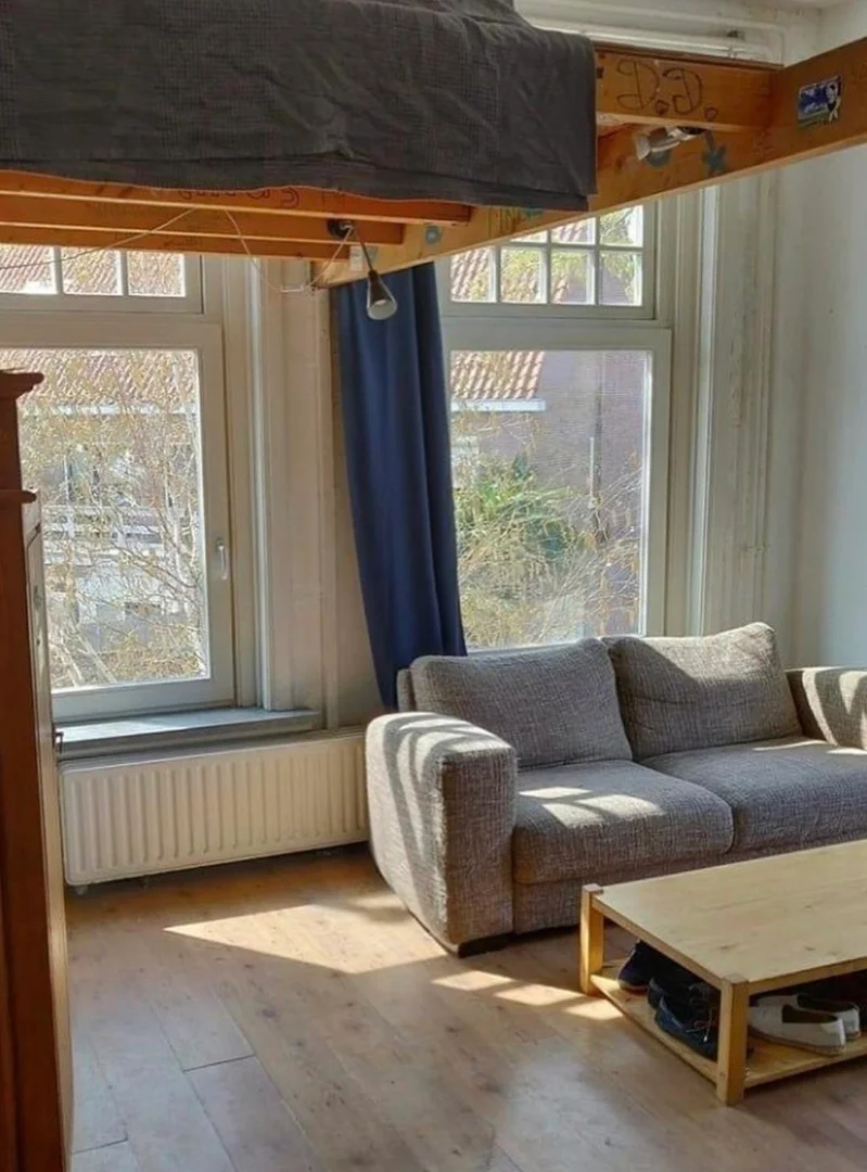 Habitación estudiantil amplia y cómoda en 