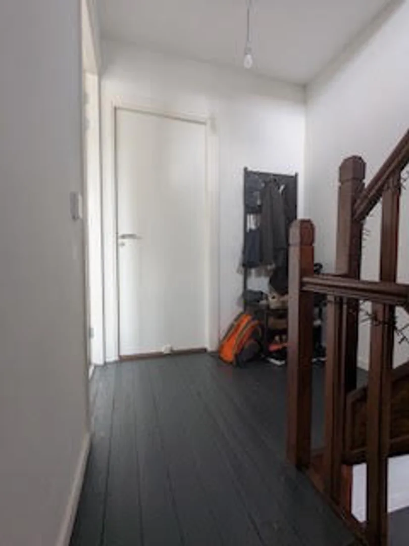 'da çalışma alanı ve ortak tesisler bulunan öğrenci odası