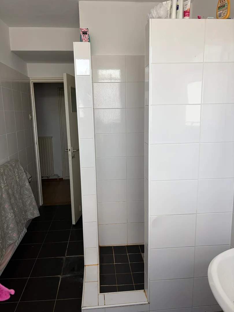Quarto de estudante luminoso e arejado com acesso fácil à universidade em 
