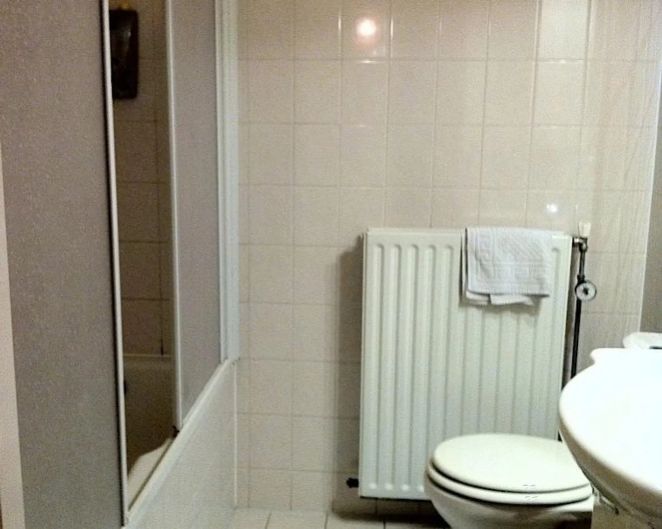 Zimmer in Studentenwohnung in  zu vermieten, voll möbliert
