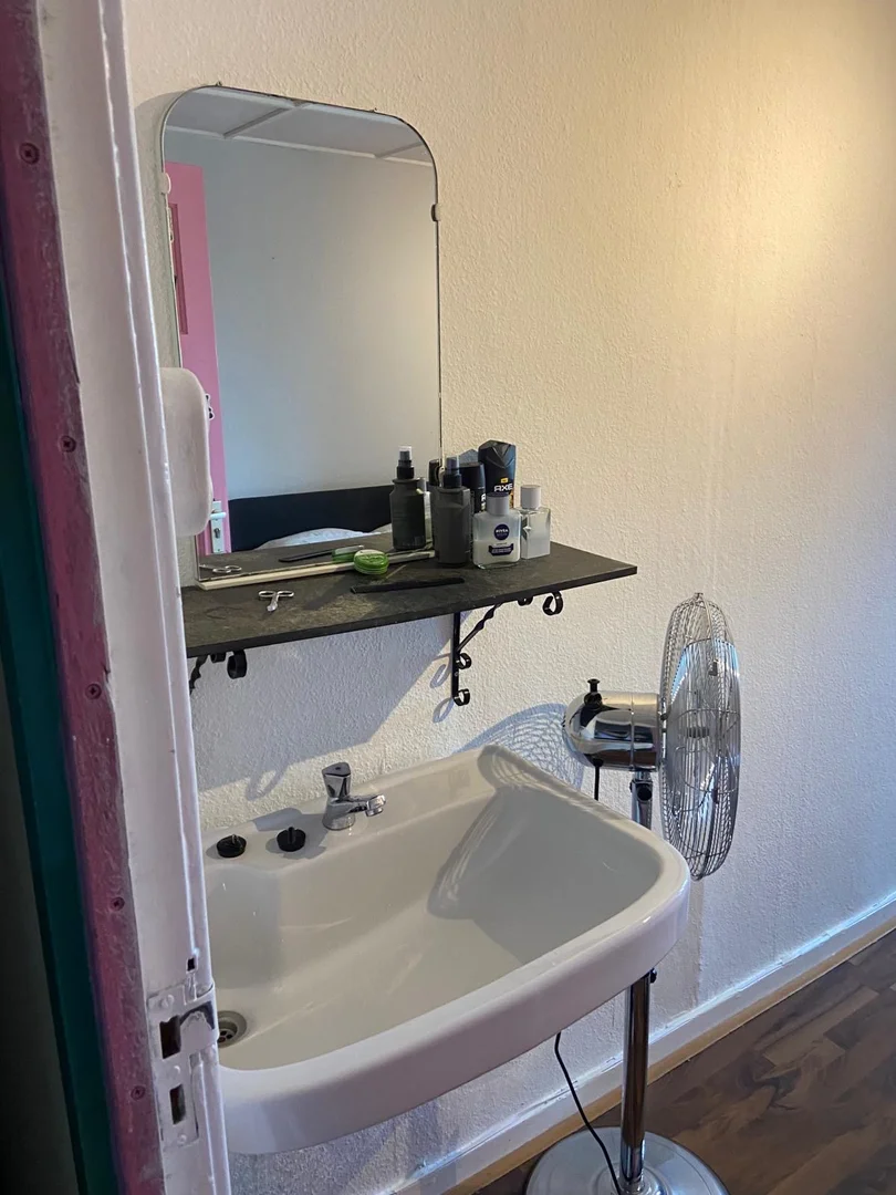Habitación estudiantil funcional perfecta para estudiar en 