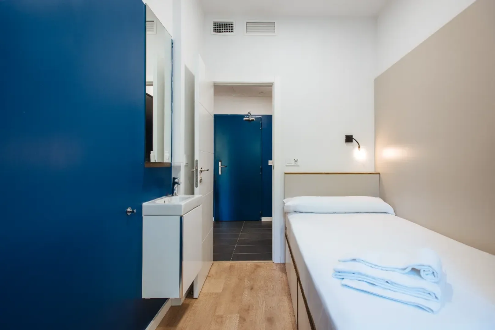 Quarto para alugar em apartamento de estudantes em , totalmente mobilado