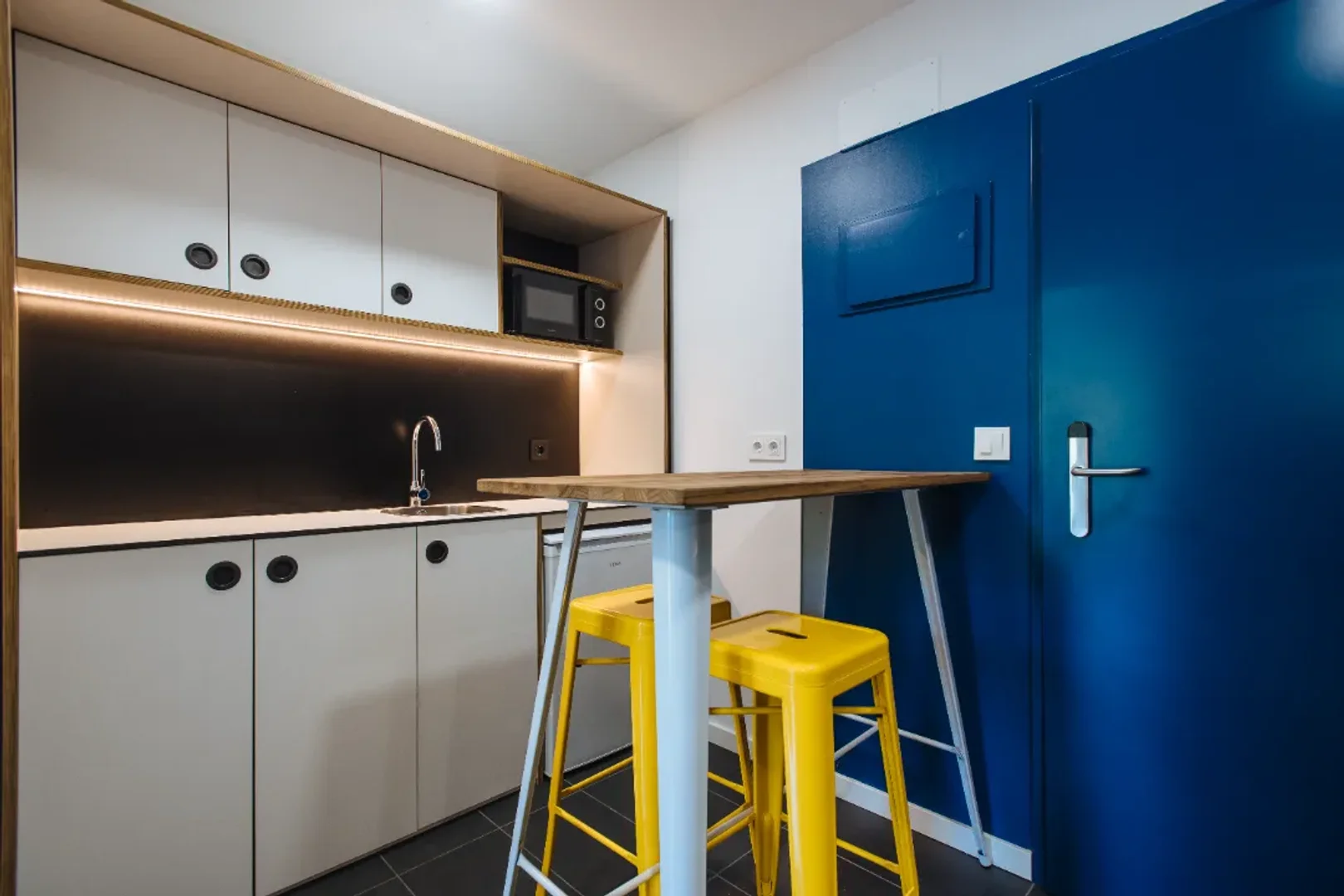 Quarto de estudante luminoso e arejado com acesso fácil à universidade em 