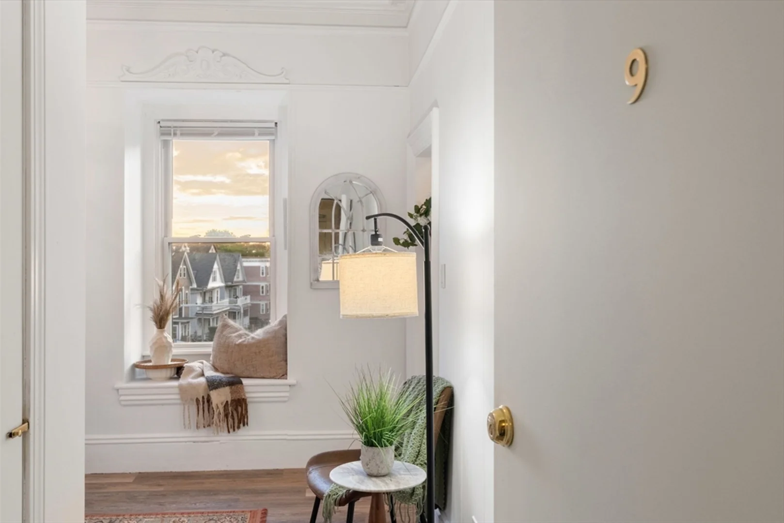 Chic studio apartment near campus in 