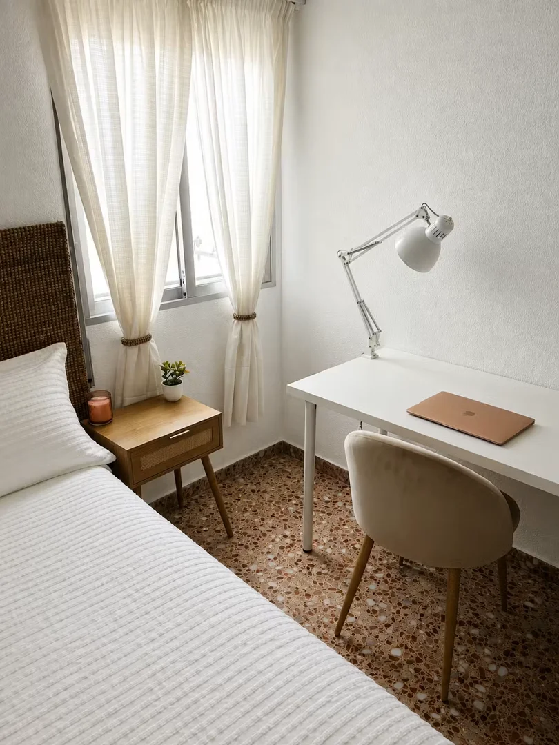 Helles und luftiges Studentenzimmer mit einfachem Zugang zur Universität in 