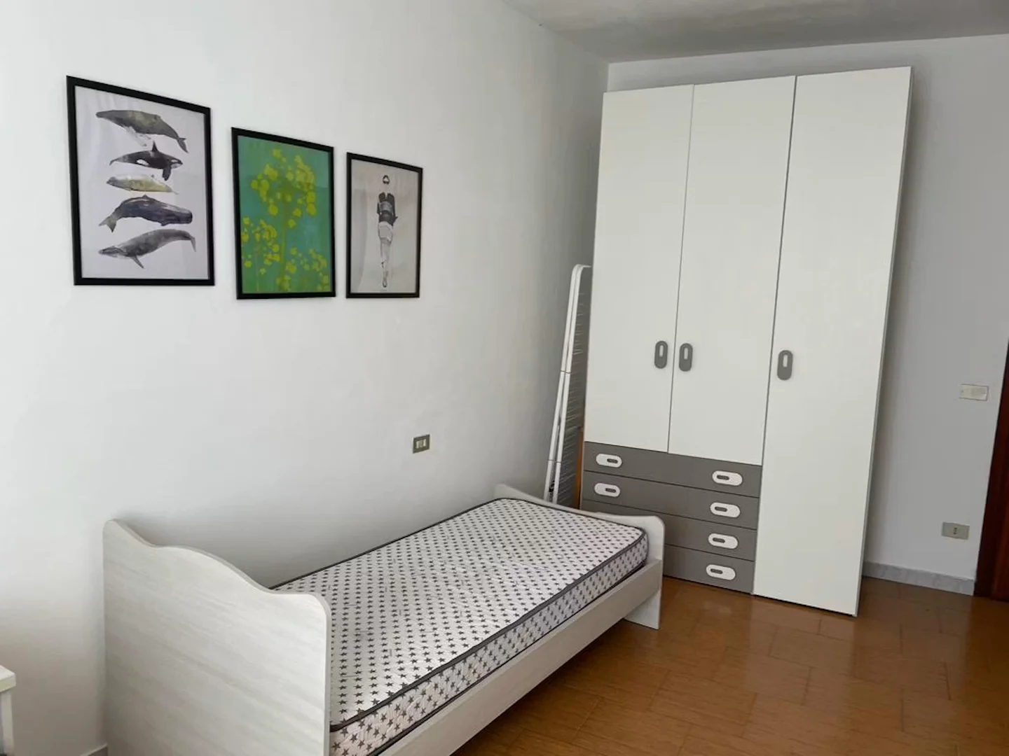 Economical student room with convenient location in 