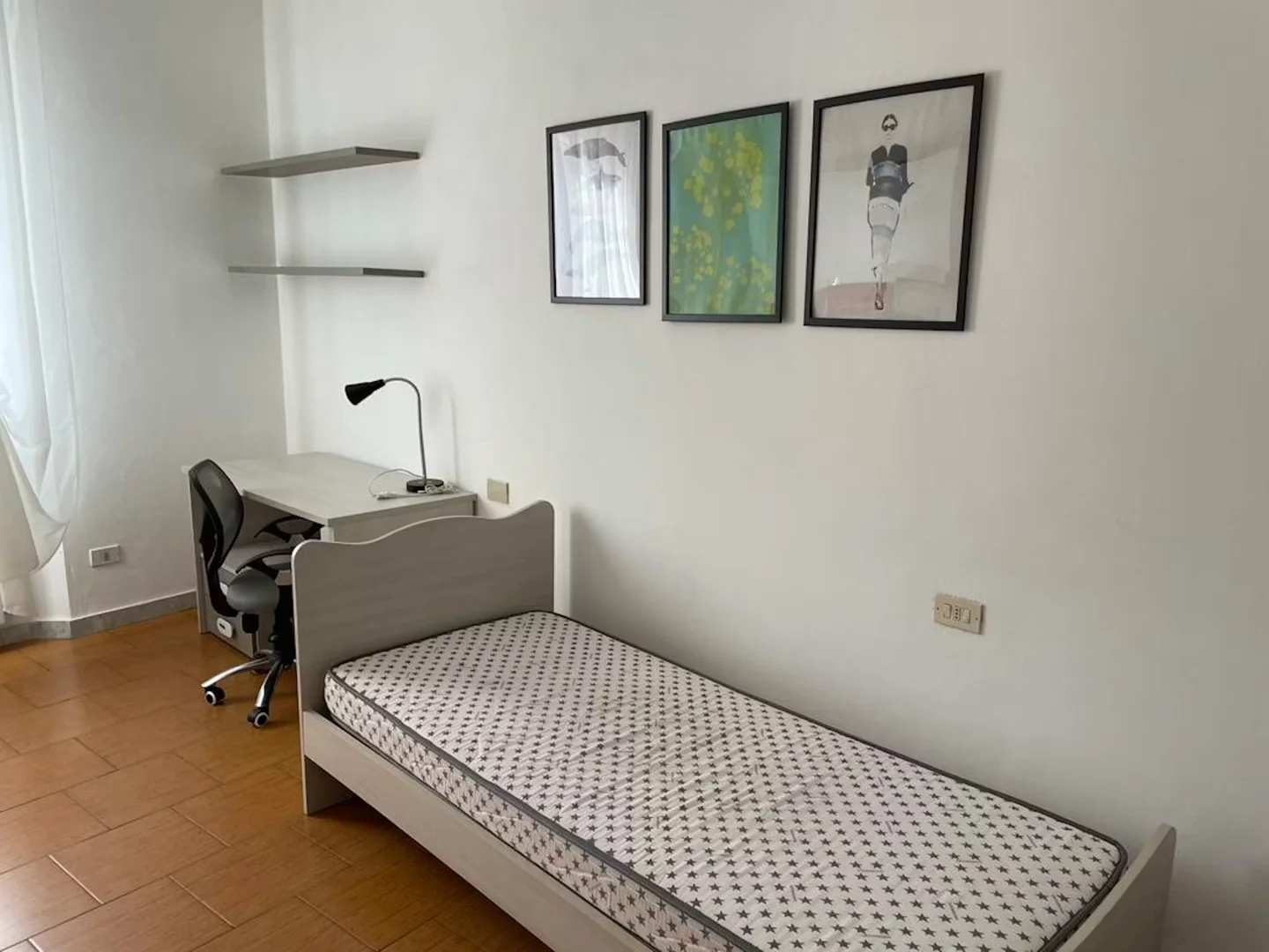 Comfortable and spacious student room in 