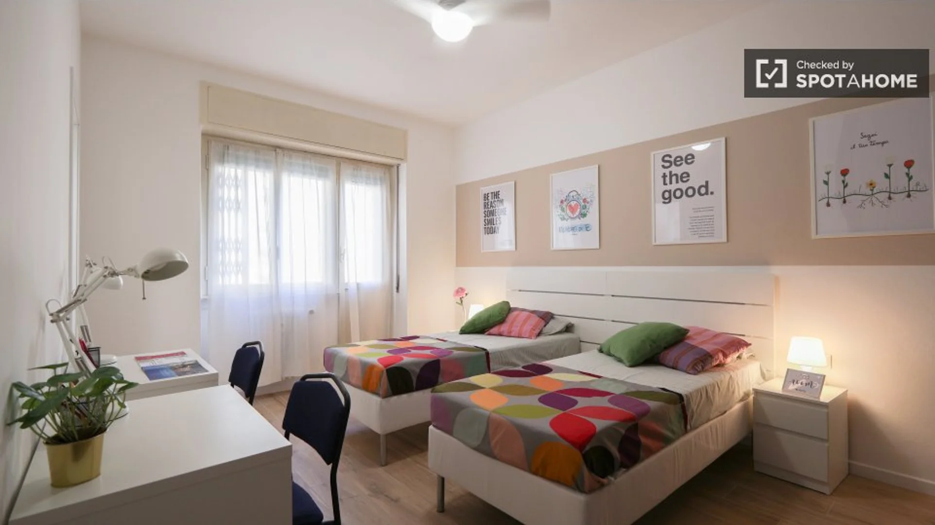Habitación estudiantil luminosa y aireada con fácil acceso a la universidad en 