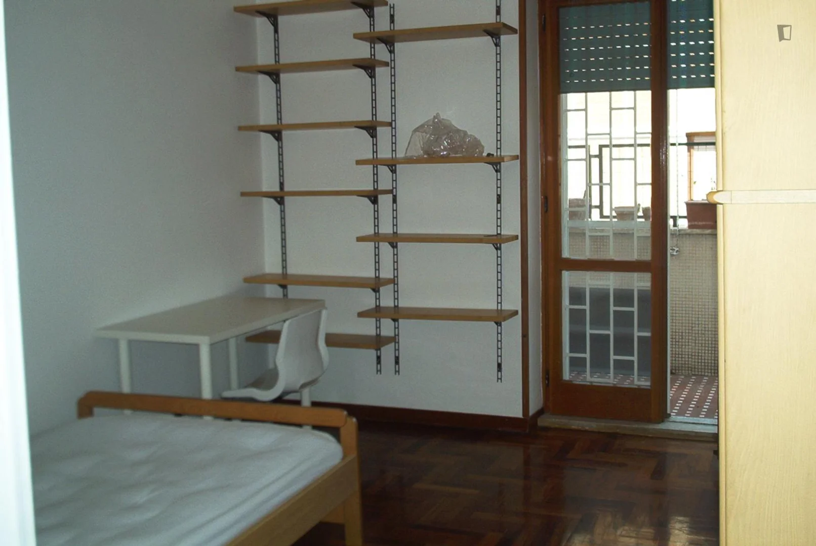 Quarto de estudante económico com localização conveniente em 