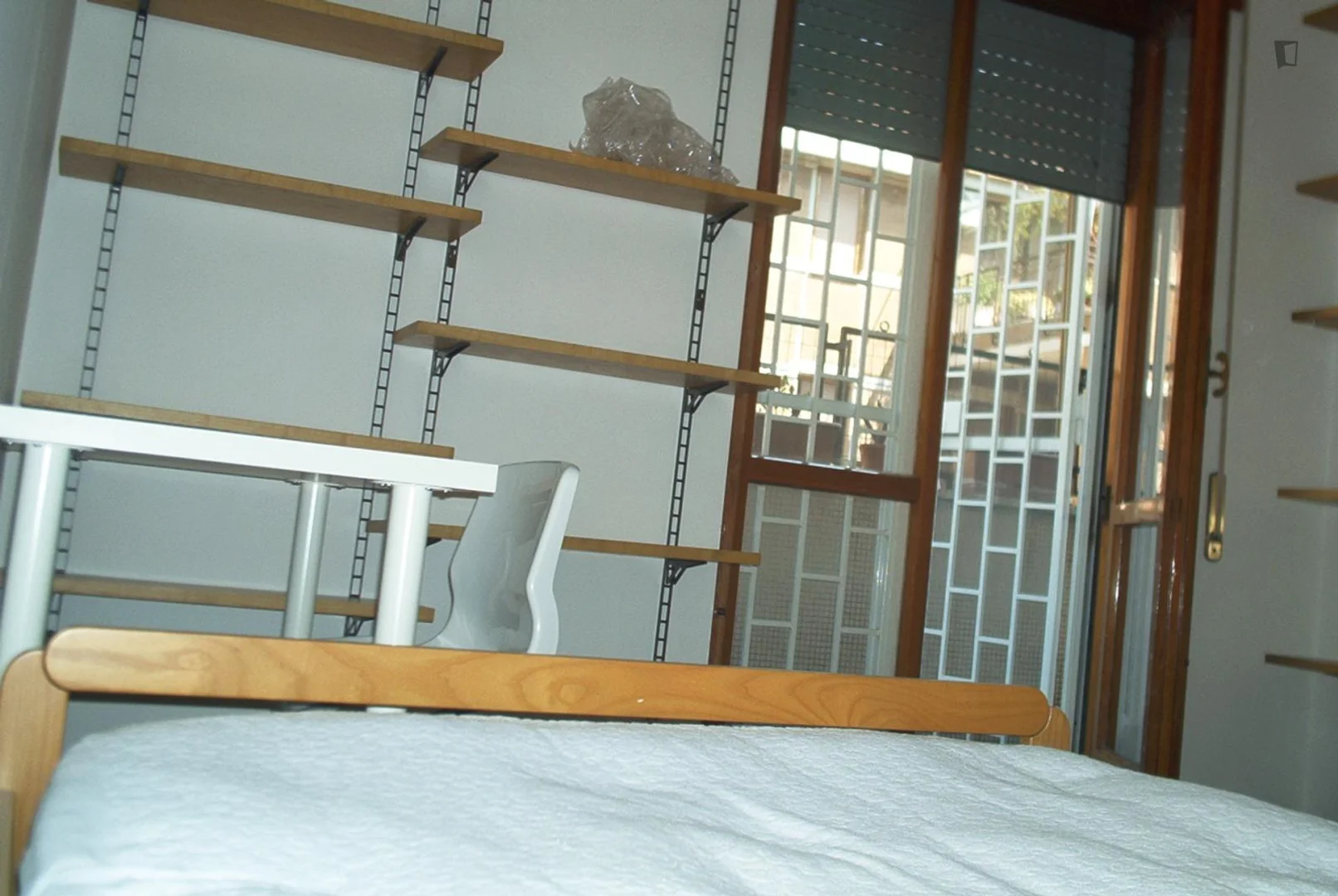 Quarto de estudante em  com área de estudo e instalações partilhadas