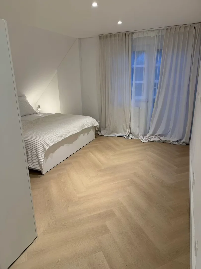 Functional student room perfect for studying in 