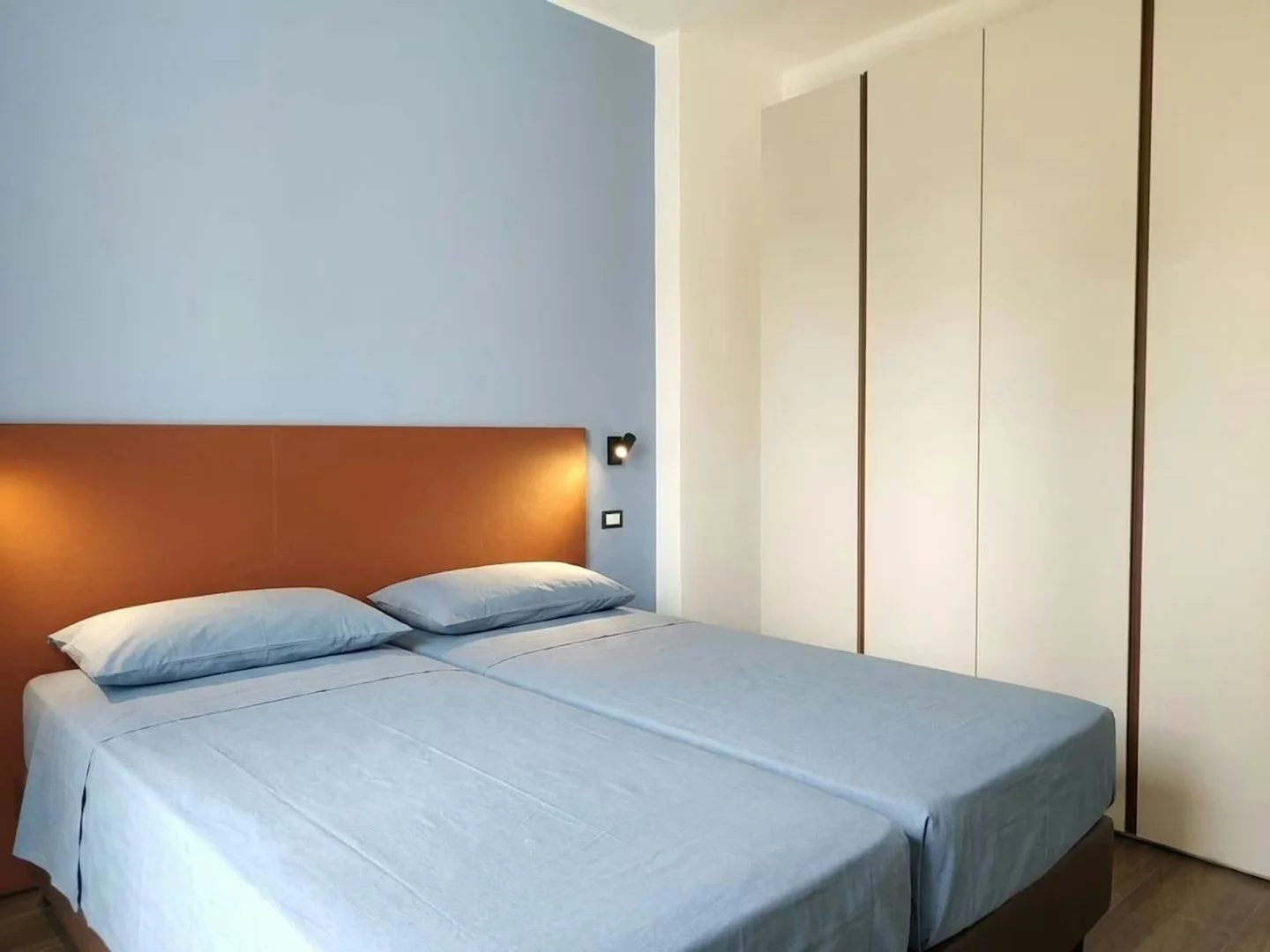 Quarto de estudante confortável e espaçoso em 