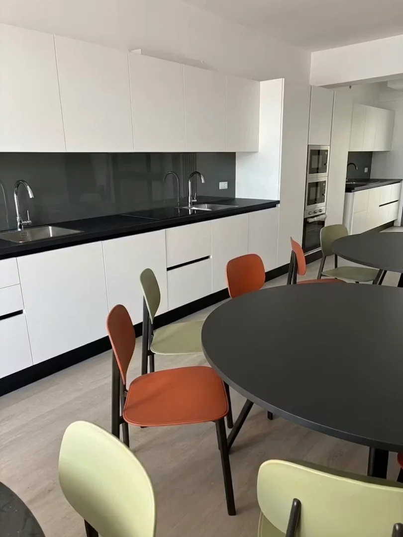 Quarto acessível para estudantes com iluminação ampla em 