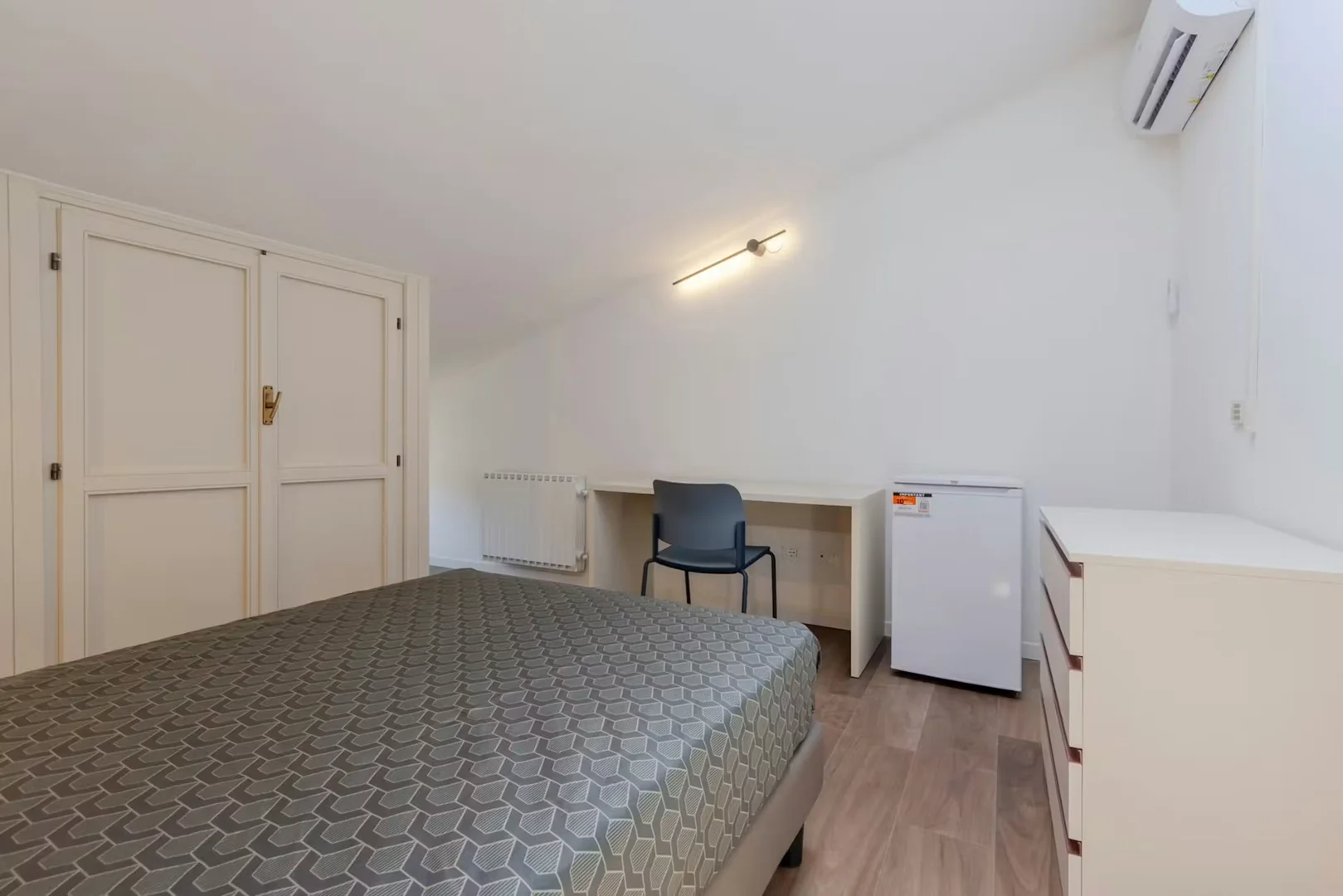 Zimmer in Studentenwohnung in  zu vermieten, voll möbliert