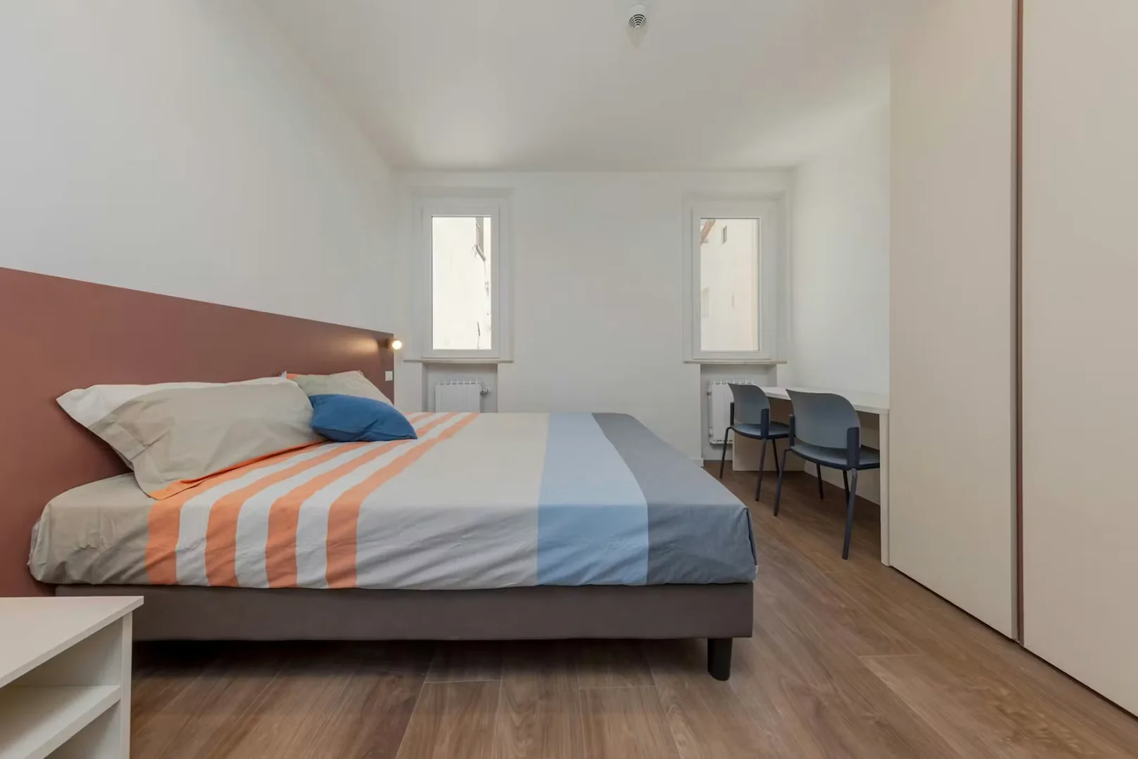 Quarto de estudante confortável e espaçoso em 