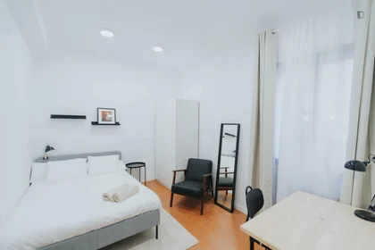 Chambre privée à Calle de Joaquin Costa , image 1 de 18