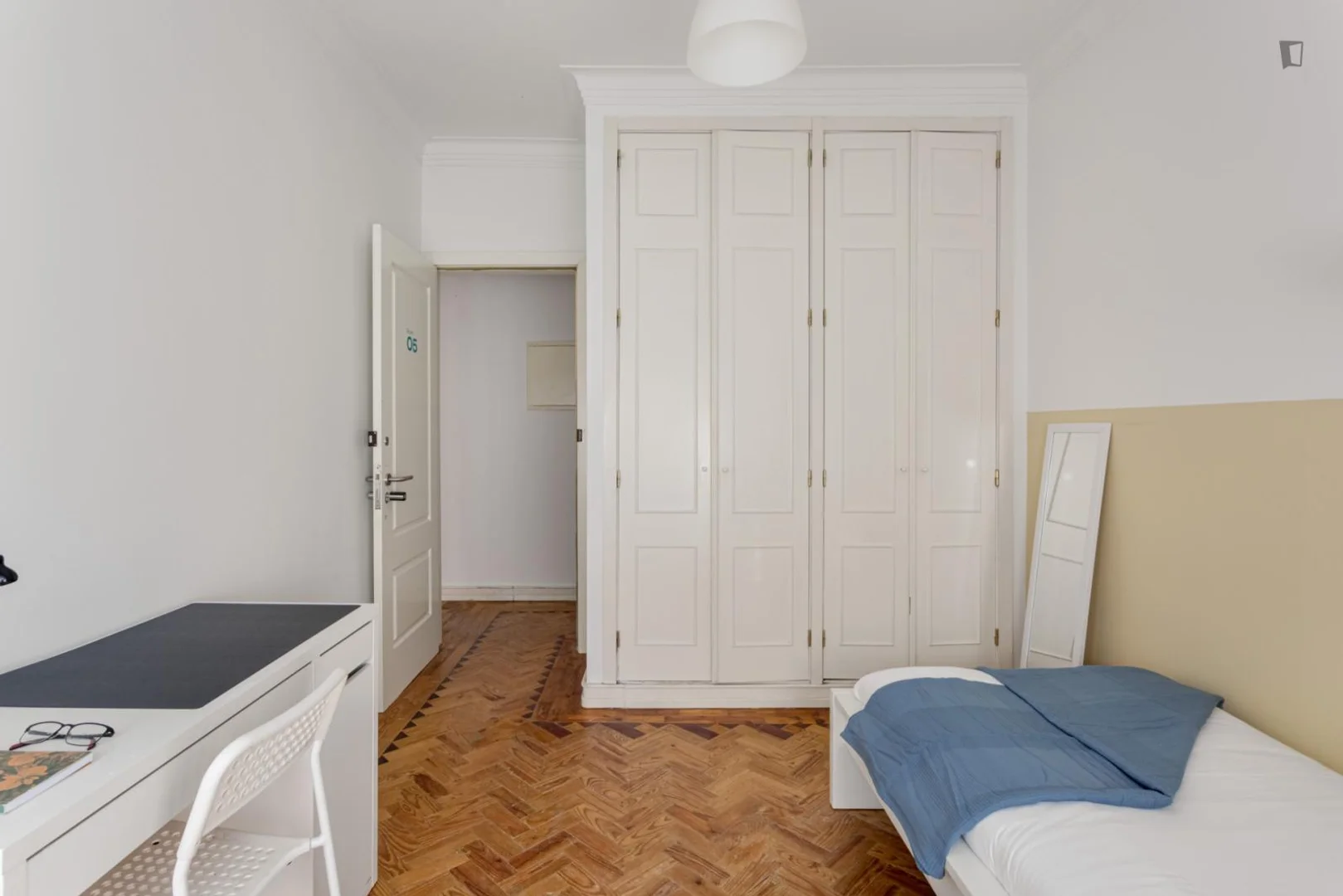Habitación estudiantil amplia y cómoda en 