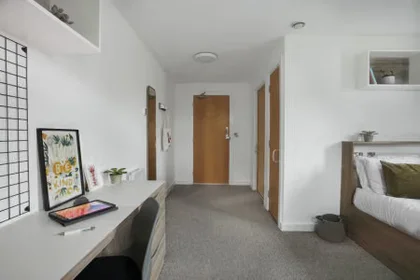 Quarto para alugar num apartamento partilhado em {area}