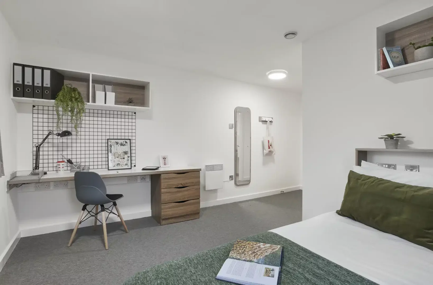 Quarto acessível para estudantes com iluminação ampla em