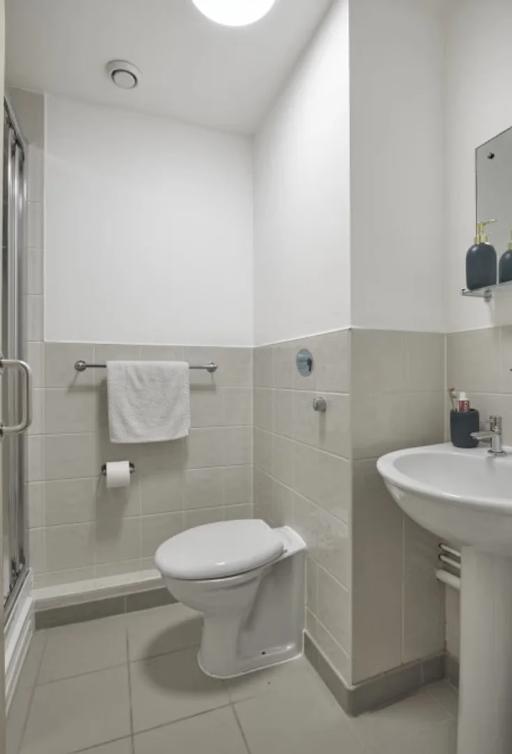 Quarto de estudante em com área de estudo e instalações partilhadas
