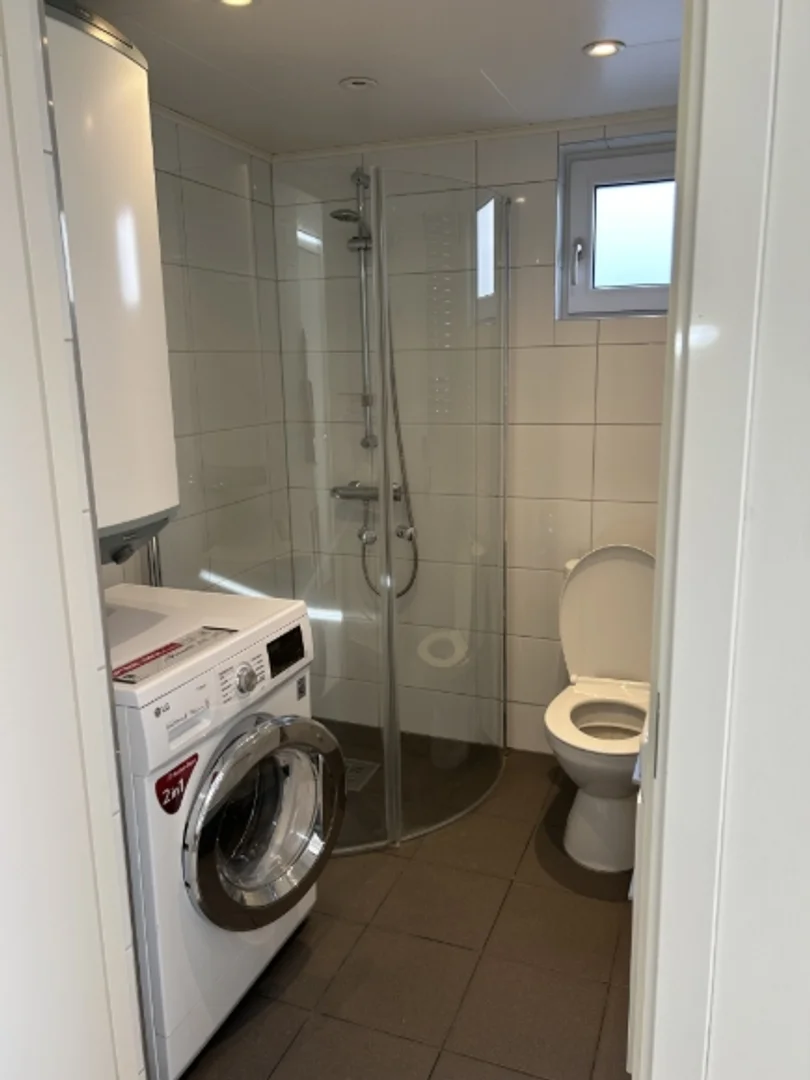 Quarto de estudante em  com área de estudo e instalações partilhadas