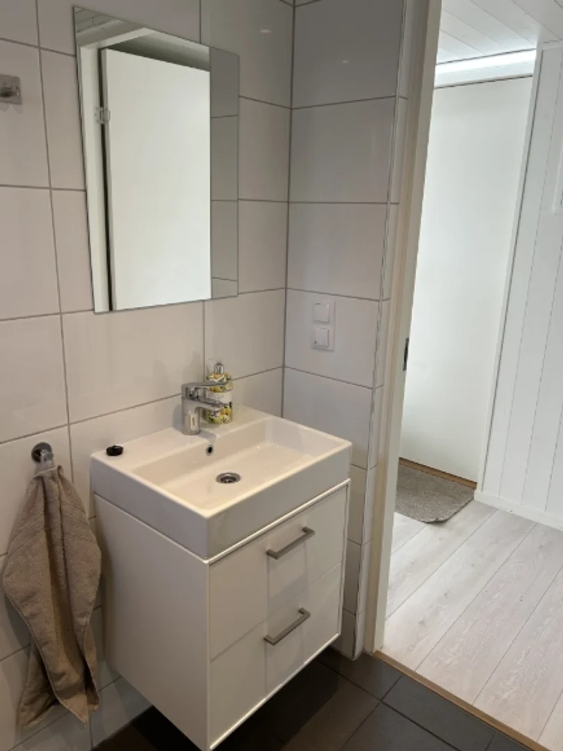 Quarto de estudante em  com área de estudo e instalações partilhadas