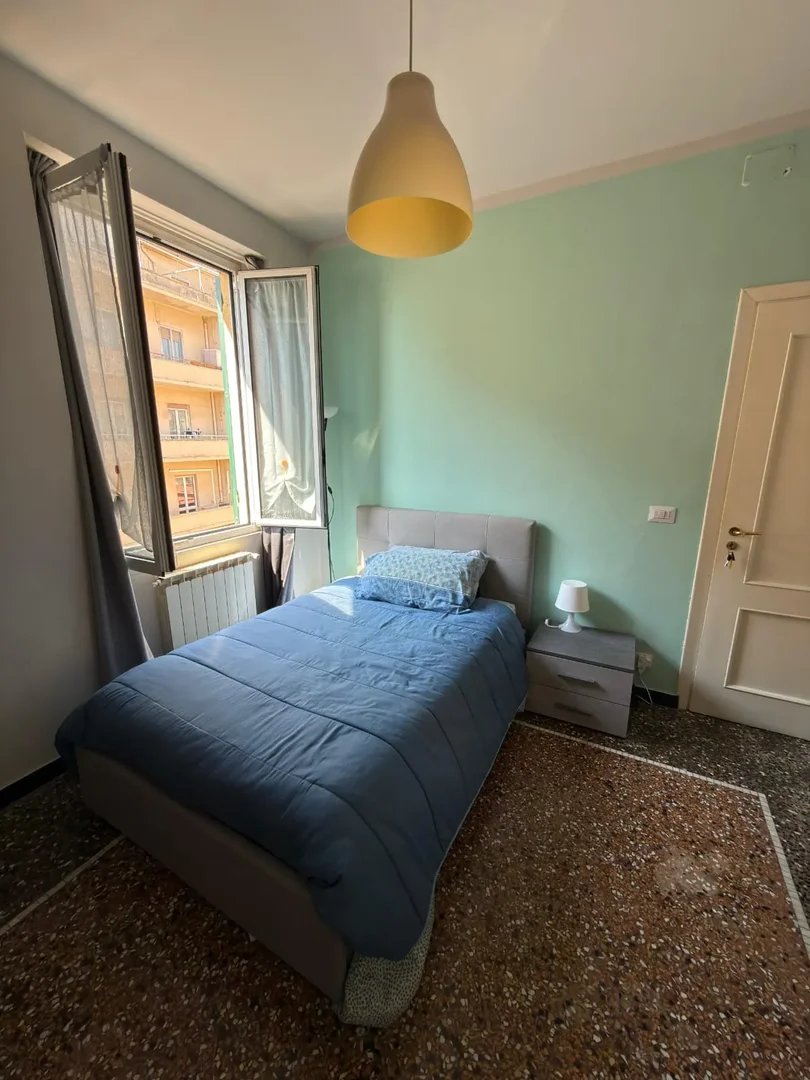 Chambre d'étudiant lumineuse et aérée avec accès facile à l'université dans