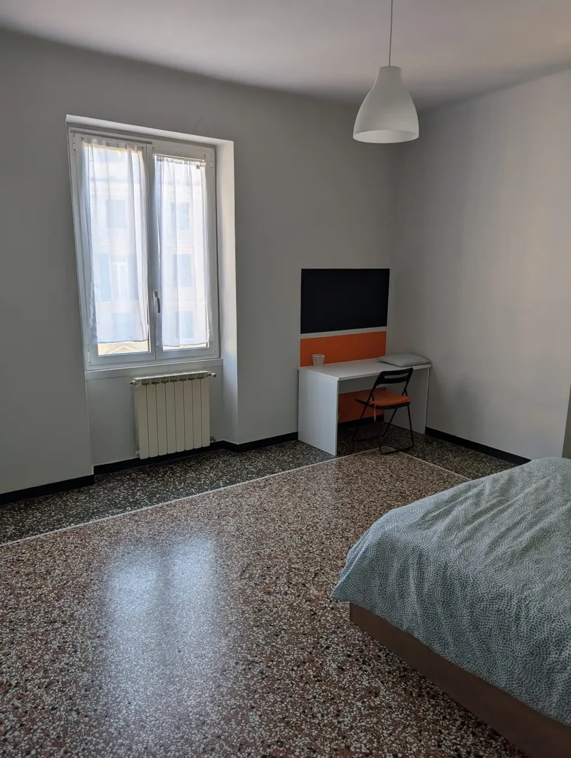 Chambre d'étudiant à avec espace d'étude et installations communes