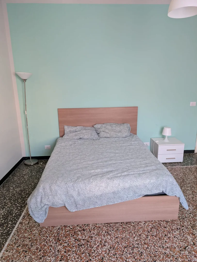 Chambre confortable pour étudiants disponible dans