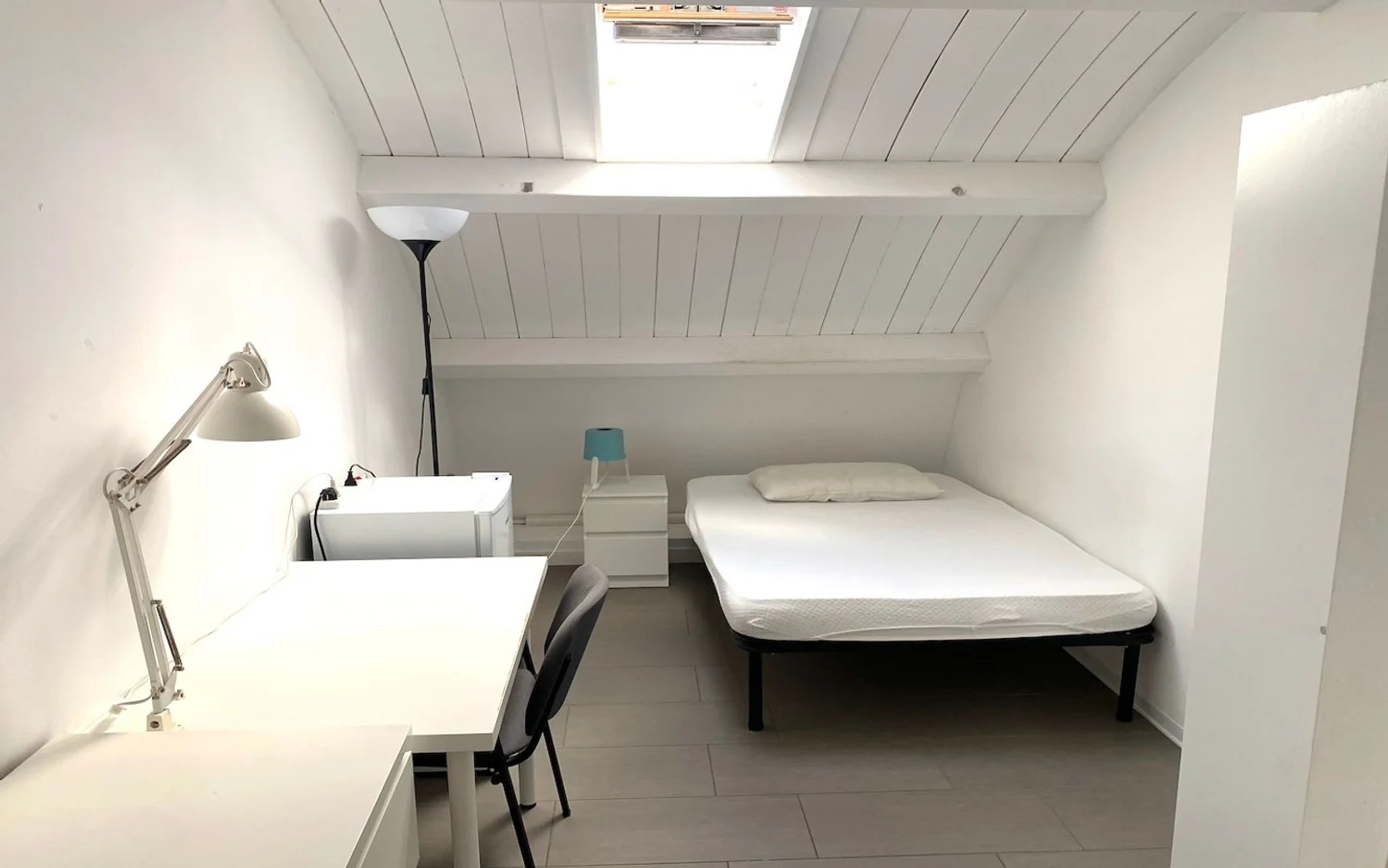 Quarto para alugar em apartamento de estudantes em , totalmente mobilado