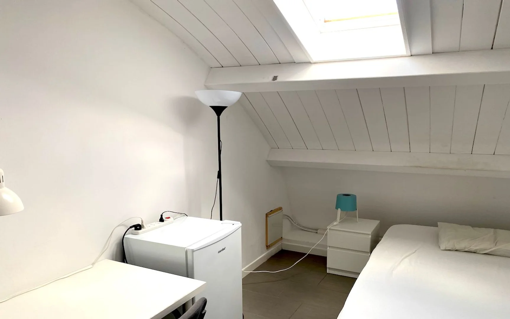 Quarto para alugar em apartamento de estudantes em , totalmente mobilado