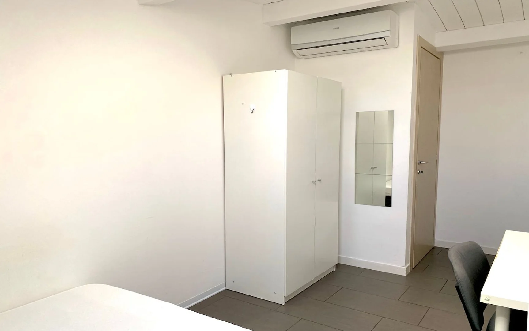 Quarto de estudante confortável e espaçoso em 
