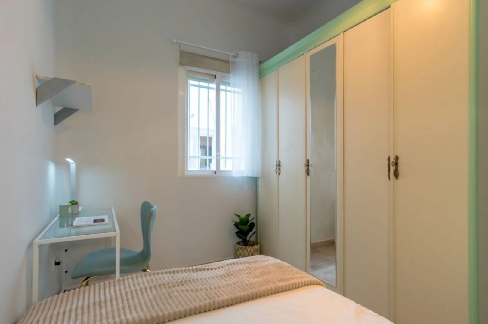 Quarto de estudante económico perto do campus em 