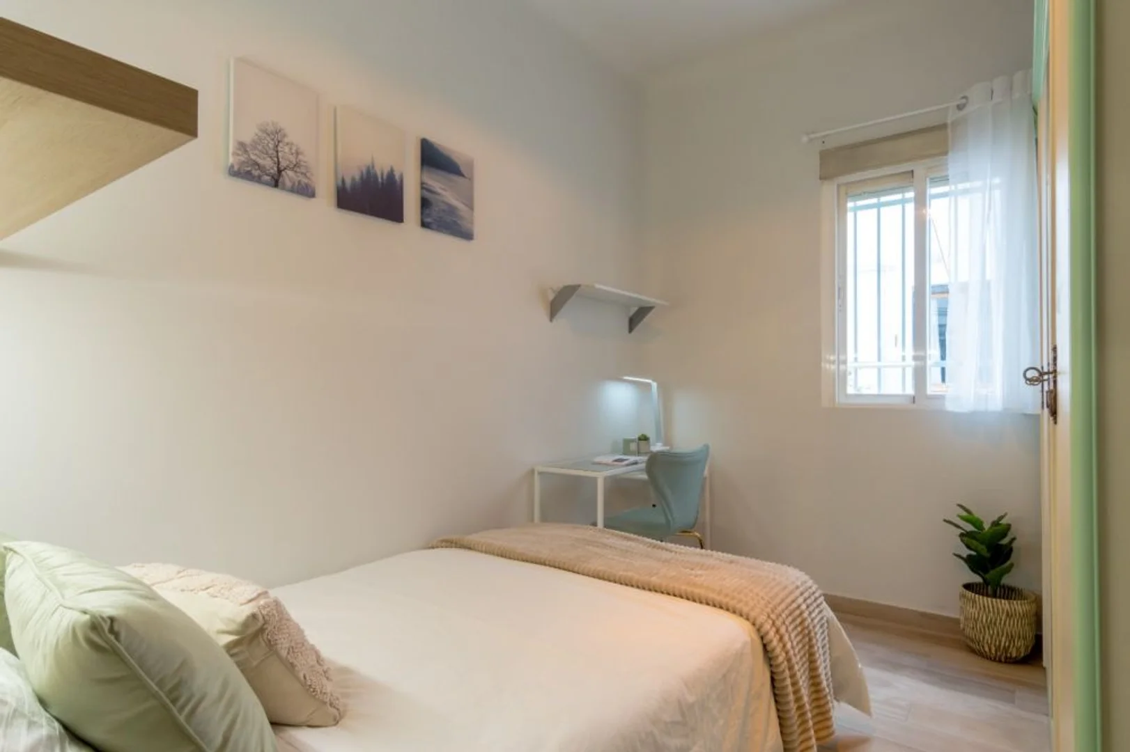 Quarto de estudante luminoso e arejado com acesso fácil à universidade em 