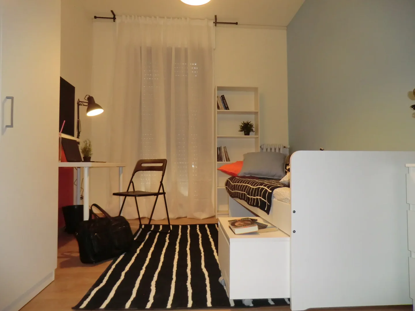 Zimmer in Studentenwohnung in  zu vermieten, voll möbliert
