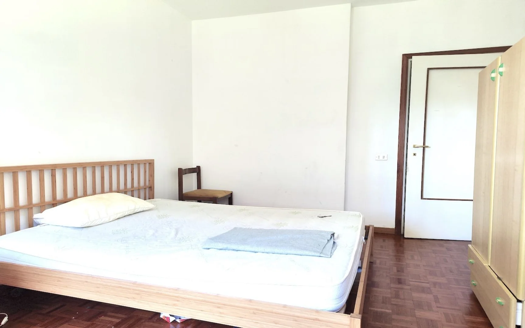 Chambre d'étudiant économique avec emplacement pratique dans