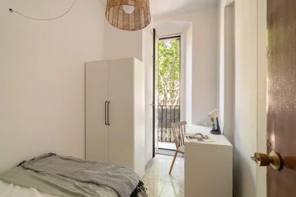 私人房间 在 La Rambla 121, 16的图像1