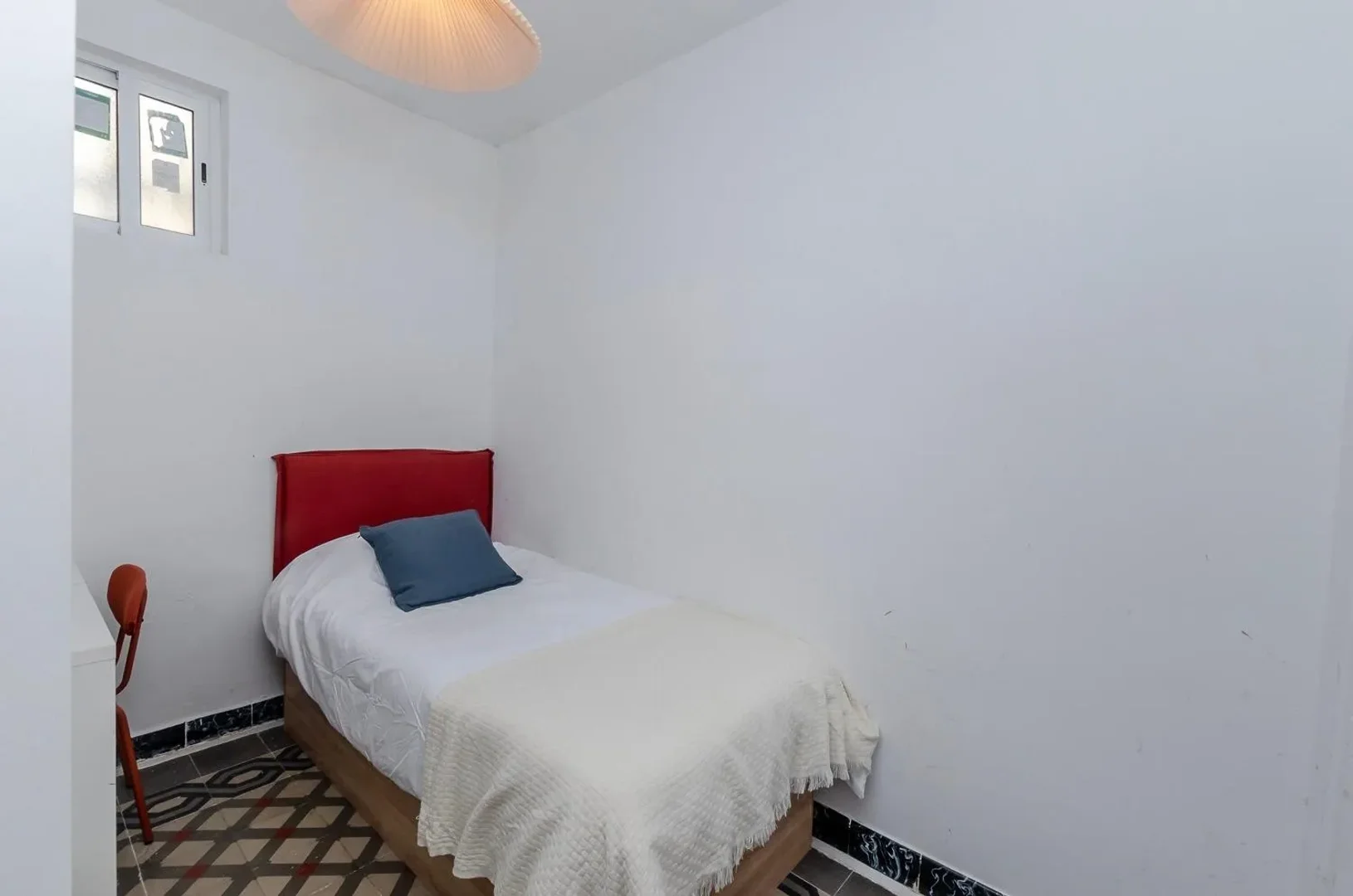 Habitación en apartamento estudiantil en alquiler en , completamente amueblado