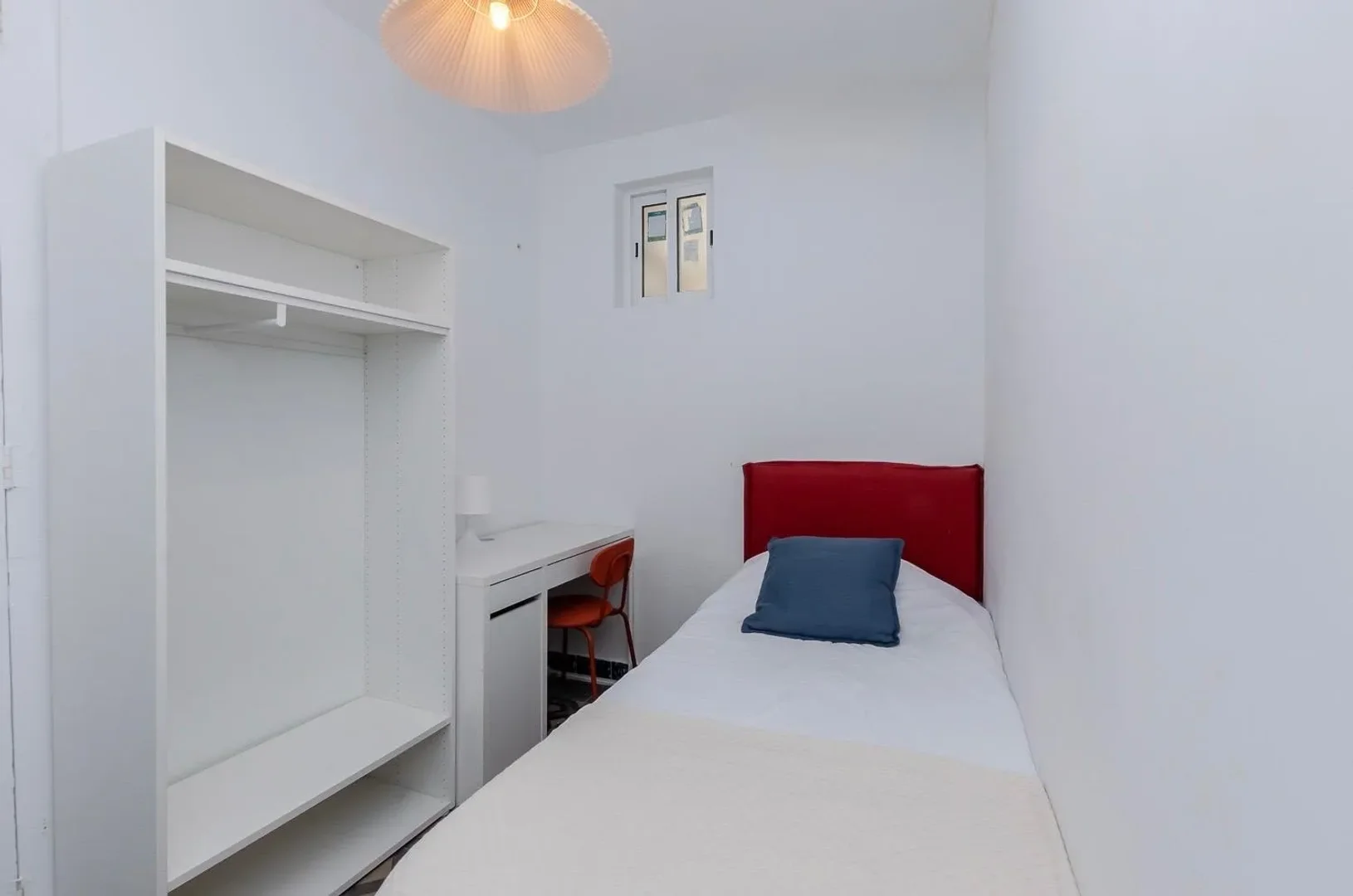 Habitación estudiantil luminosa y aireada con fácil acceso a la universidad en 
