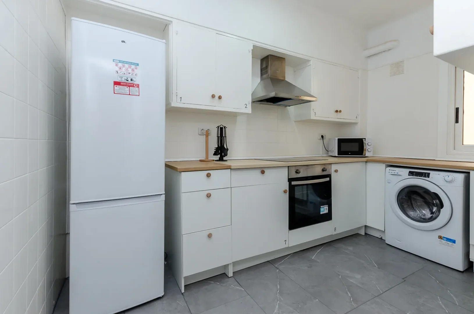 Habitación estudiantil luminosa y aireada con fácil acceso a la universidad en 