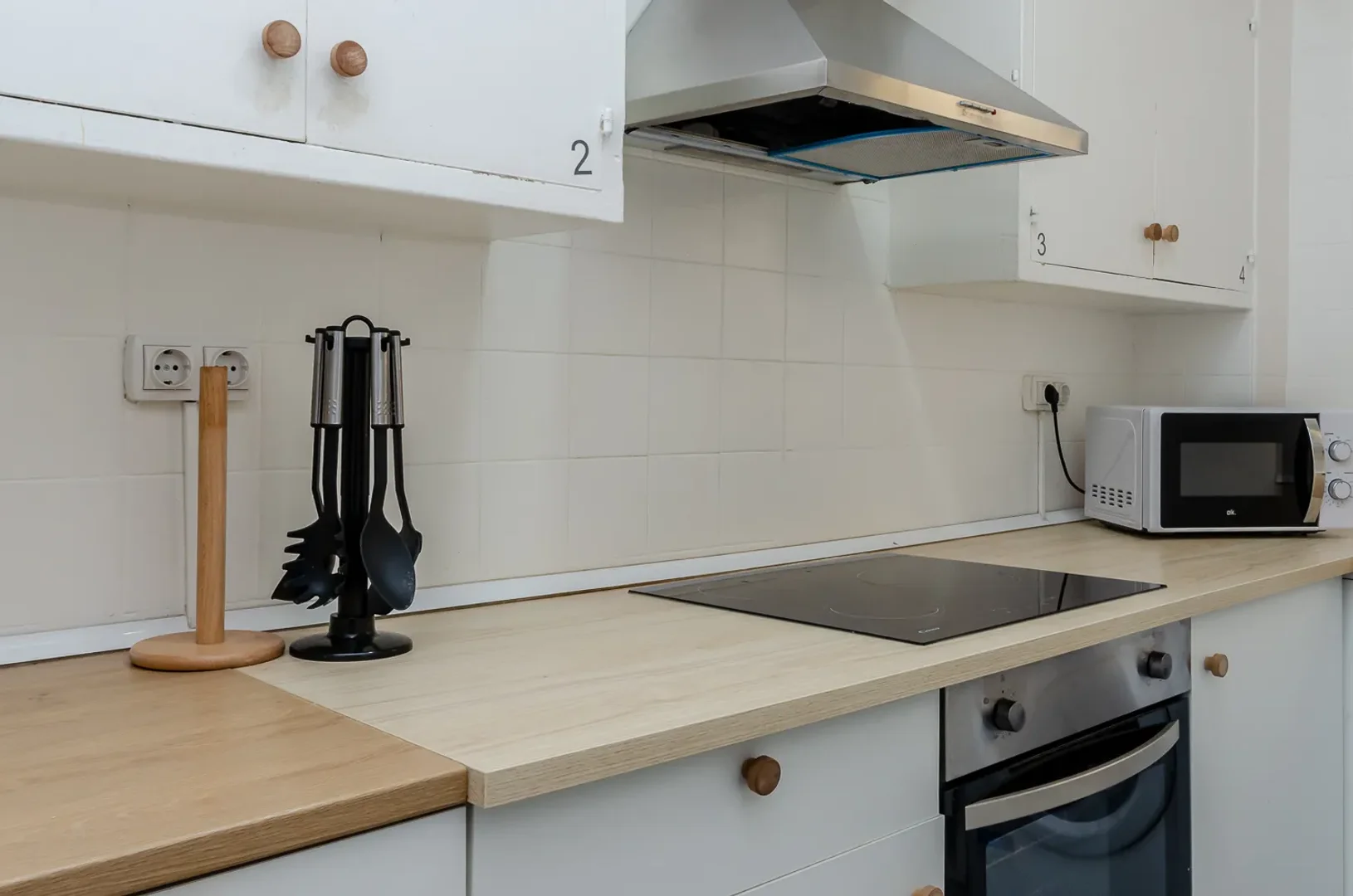 Habitación estudiantil funcional perfecta para estudiar en 